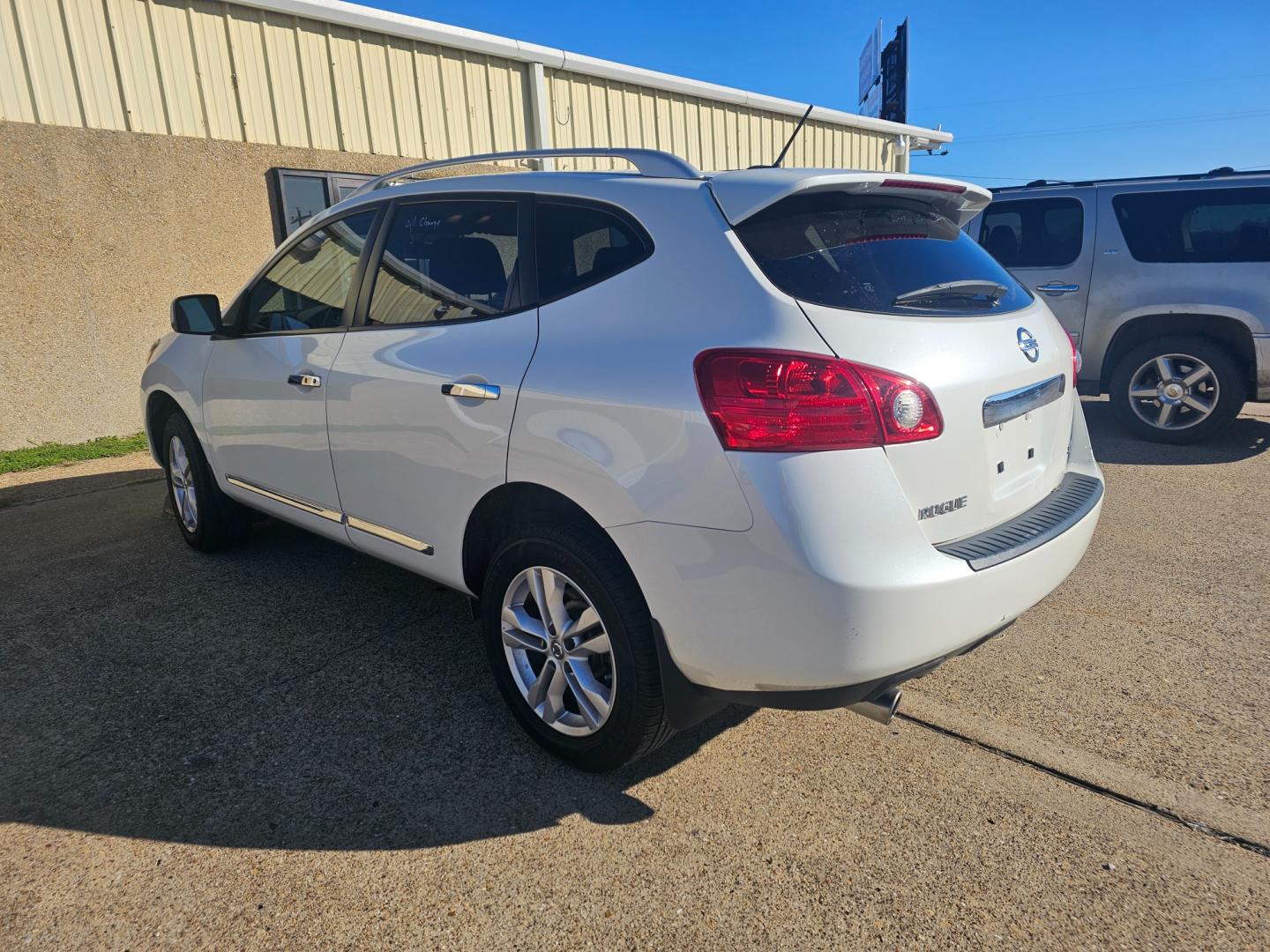 2013 WHITE Nissan Rogue S 2WD (JN8AS5MT8DW) with an 2.5L L4 DOHC 16V engine, Continuously Variable Transmission transmission, located at 533 S Seven Points BLVD, Seven Points, TX, 75143, (430) 255-4030, 32.313999, -96.209351 - Photo#3